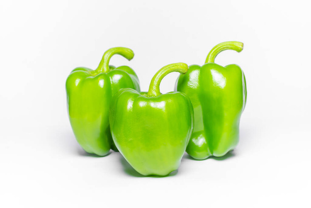 Grüne Paprika Gemüse auf weißem Hintergrund mit selektivem Fokus. - Foto, Bild