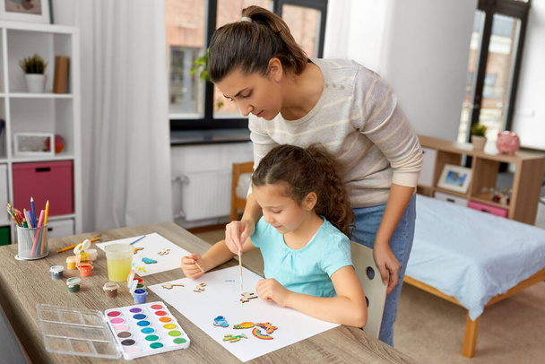 mother with little daughter drawing at home - Foto, Imagem