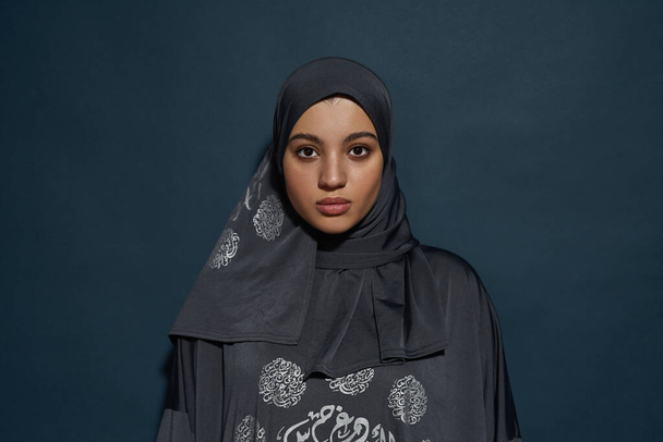 Portrait of young arab girl wearing traditional hijab - Foto, Imagen