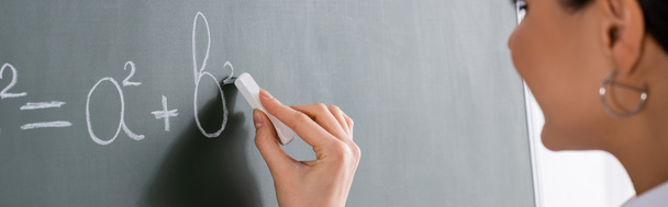 Vue recadrée de flou enseignant écriture équation mathématique, bannière  - Photo, image
