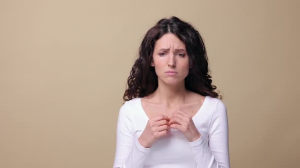 Smutna kobieta po trzydziestce przygnębiona chowa twarz w dłoniach. Zestresowana kobieta nieszczęśliwa z powodu problemu lub rozstania - Materiał filmowy, wideo