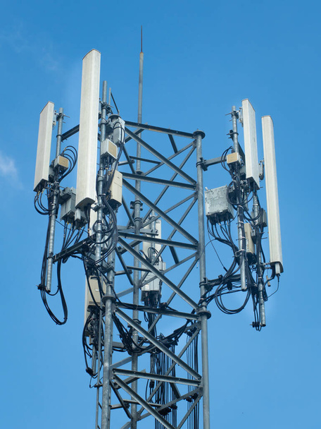 Torre 5G de comunicación celular. Torre de telecomunicaciones contra el cielo azul con nubes. - Foto, Imagen