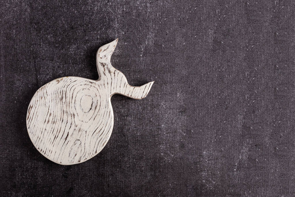 An empty vintage cutting board in the shape of a bull. White color. The background is dark. There is a place for the signature - Φωτογραφία, εικόνα