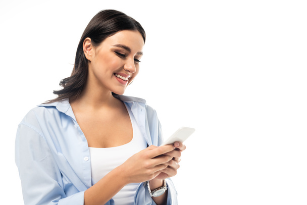 gai brunette femme bavarder sur téléphone mobile isolé sur blanc - Photo, image