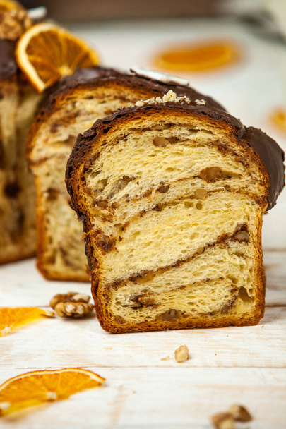 Panettone, İtalyan tatlı ekmeğidir. Taze pişmiş tatlı örülmüş ekmek. Doğu Avrupa taze pişmiş tatlı - Fotoğraf, Görsel
