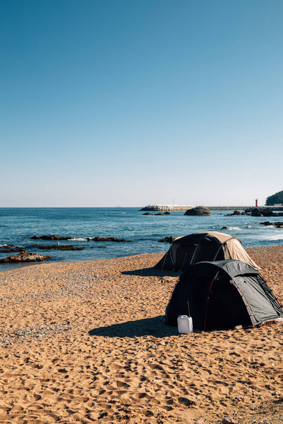 Пляж Игари и палатка для кемпинга в Пхеньяне, Корея - Фото, изображение