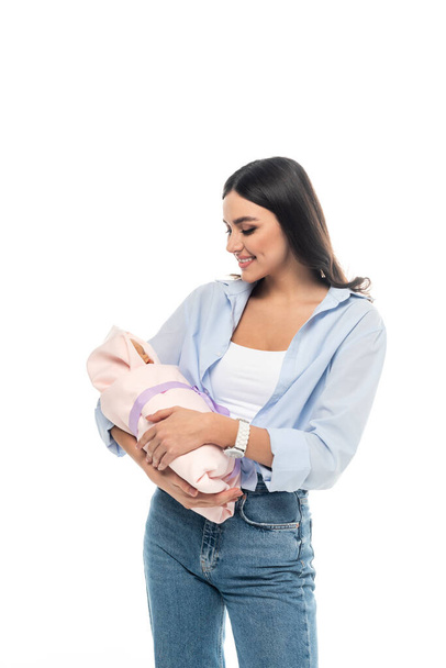 mujer feliz en camisa azul sosteniendo bebé bebé aislado en blanco - Foto, Imagen