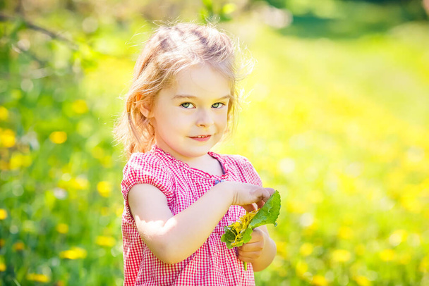 Happy little girl in spring sunny park - Фото, зображення