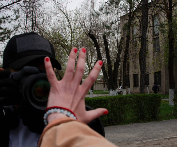 Το γυναικείο χέρι του διαδηλωτή καλύπτει τον φακό της κάμερας. Η έννοια της ισότητας των φύλων, φεμινίστριες. - Φωτογραφία, εικόνα