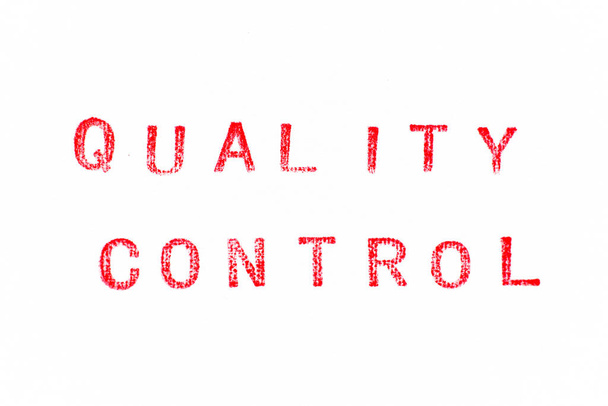 Sello de goma de color rojo en control de calidad de palabra sobre fondo de papel blanco - Foto, imagen