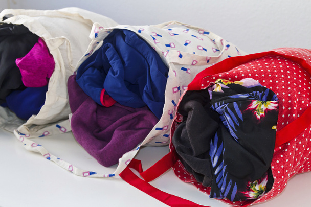Επαναχρησιμοποιούμενες υφασμάτινες σακούλες γεμάτες ρούχα - Φωτογραφία, εικόνα