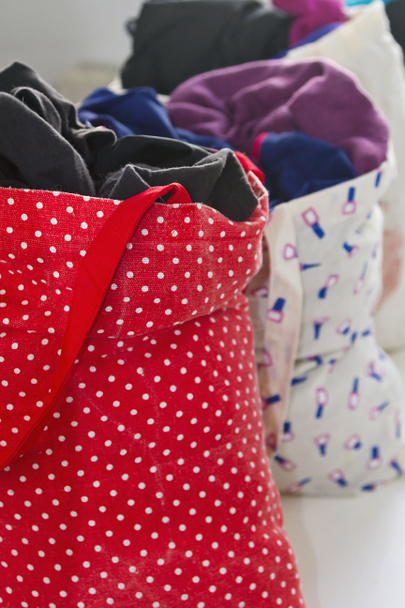 Sacs en tissu réutilisables remplis de vêtements - Photo, image
