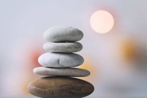 Una pila de piedras en un ambiente relajante con un fondo de color - Foto, Imagen