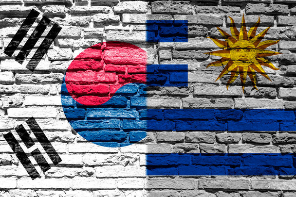 Флаги Южной Кореи и Уругвая на кирпичной стене - Фото, изображение