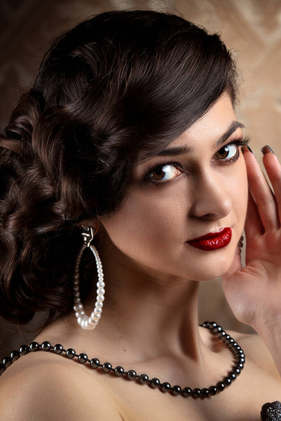 Retro női portré. Luxus hölgy vintage stílusú 20-as vagy 30-as évektől. - Fotó, kép
