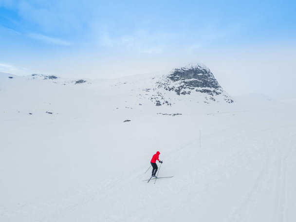Eenzame bevroren weg kronkelend door een besneeuwd berglandschap op een koude winters dag. Hoge kwaliteit foto - Foto, afbeelding