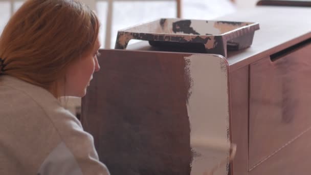 Muebles de pintura de mujer - Imágenes, Vídeo