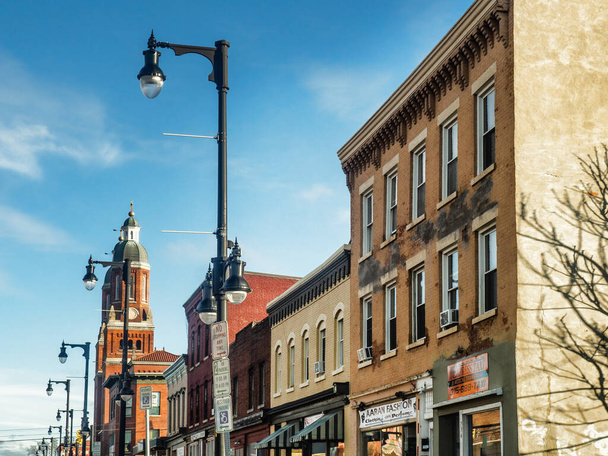 Syracuse, New York, USA. April 17, 2021. View of street lamps and older buildings along North Salina Street outside downtown Syracuse in the Little italy neighborhood on a beautiful spring morning - Foto, Imagen