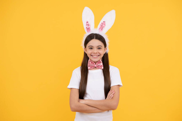 щаслива великодня дівчина-підліток у вухах кролика і краватка з бантом, Великдень
. - Фото, зображення