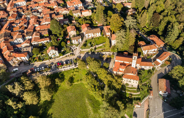 Vue aérienne du petit village italien antique Castello Cabiaglio, situé dans la province de Varèse, Lombardie, Italie - Photo, image