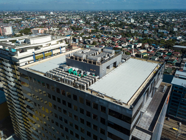 Quezon City, Metro Manila, Philippinen - Das Dachdeck eines Bürogebäudes mit freigelegten VRF-Heizungs- und Wasserspeichern. - Foto, Bild