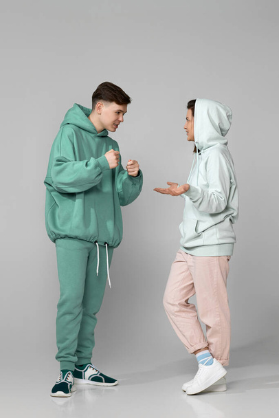 νεαρό ζευγάρι που φοράει μέντα πράσινο casual hoodie - Φωτογραφία, εικόνα