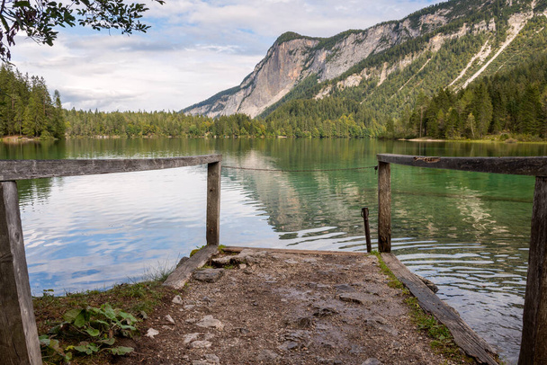 krajobraz na jeziorze Tovel w Trentino Alto Adige we Włoszech - Zdjęcie, obraz