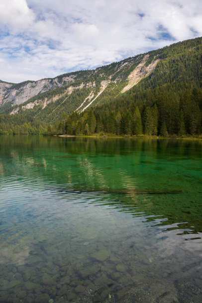 paisaje en el lago Tovel en Trentino Alto Adigio en Italia - Foto, imagen