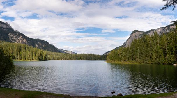paisaje en el lago Tovel en Trentino Alto Adigio en Italia - Foto, Imagen