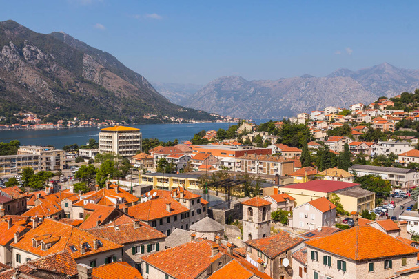 Vue sur la ville de Kotor depuis un point culminant par une journée ensoleillée d'été. Monténégro  - Photo, image