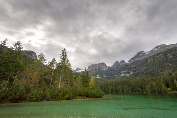 paisaje en el lago Tovel en Trentino Alto Adigio en Italia - Foto, Imagen