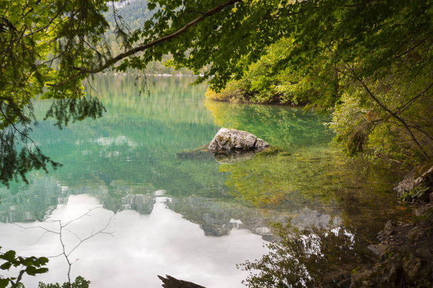 Ландшафт на озері Товель в Трентіно-Альто-Адіж в Італії. - Фото, зображення