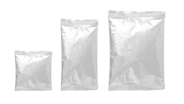 Φύλλα πλαστικές σακούλες απομονώνονται σε λευκό φόντο. Συλλογή μακιγιαρίσματος προτύπων συσκευασίας. . Συσκευασία καφέ αλουμινίου. - Φωτογραφία, εικόνα