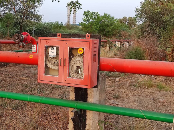 Barvy označují jmenovitou kapacitu tohoto konkrétního hydrantu: červená označuje průtok vody menší než 500 galonů za minutu (GPM). Pomeranč indikuje průtokovou kapacitu od 500 do 999 GPM - Fotografie, Obrázek
