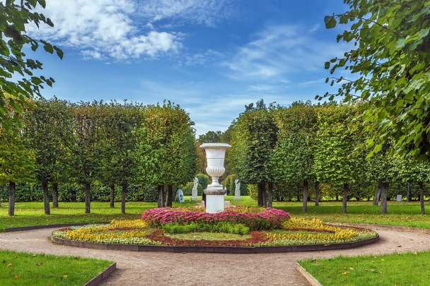 ロシアのアルカンゲルスコエの公園に花瓶付き花壇 - 写真・画像
