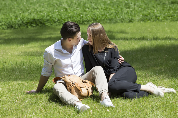 jeune couple dans le parc - Photo, image