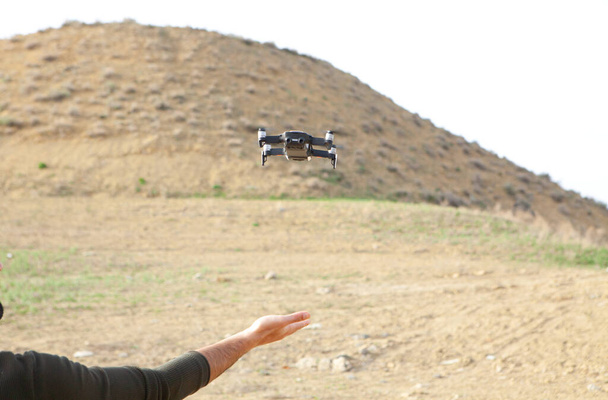 le drone atterrit sur la paume d'un homme - Photo, image