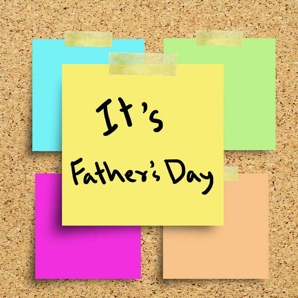 Sticky note with Happy Fathers Day on a cork bulletin board. - Foto, afbeelding