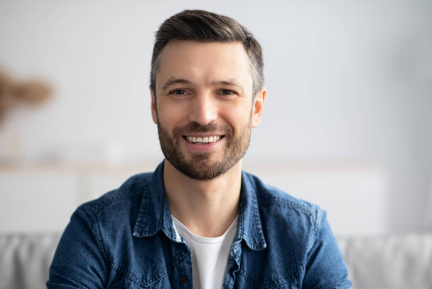 Closeup portrait of cheerful bearded man at home - Photo, Image