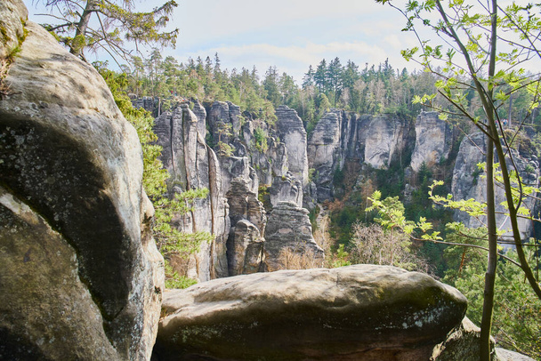 Sandstone rock formations in Prachovske skaly near Jicin - hikers and climbers paradise - Foto, afbeelding