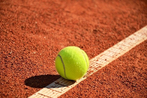 Tennis ball is on the markup diagonal horizontal - Foto, Bild