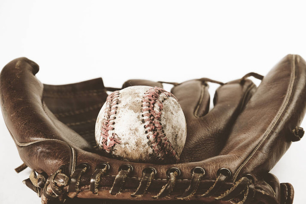 бейсбольная перчатка и мяч крупным планом, бейсбольная концепция  - Фото, изображение