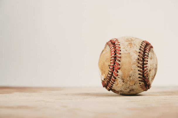 Vecchio usato baseball texture in pelle per lo sfondo dello sport con spazio copia - Foto, immagini