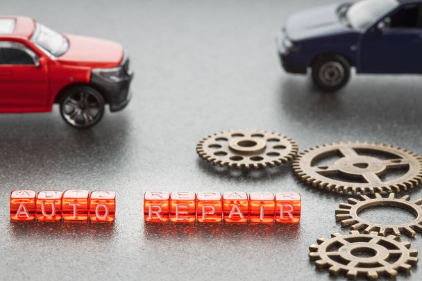 merkintä automaattinen korjaus punaiset kuutiot taustalla lelu autoja ja vaihteita. valikoiva painopiste käsite korjaamo - Valokuva, kuva