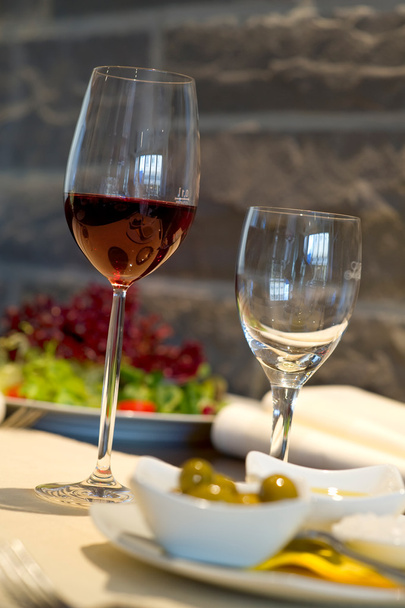 Mesa de jantar com copo de vinho tinto
 - Foto, Imagem