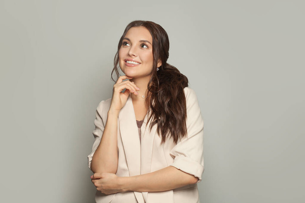 Портрет щасливої розумної бізнес-леді на білому тлі
 - Фото, зображення