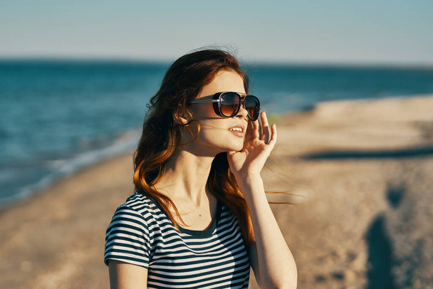 портрет женщины на пляже. Высокое качество фото - Фото, изображение
