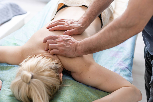 Massage et soins du corps. Massage corporel thérapeutique au spa. Femme couchée et relaxante au massage dans un environnement confortable à la maison. Femme ayant massage - Photo, image