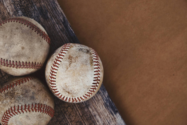 Vieux fond de baseball grunge avec des balles utilisées du jeu et de l'espace de copie. - Photo, image
