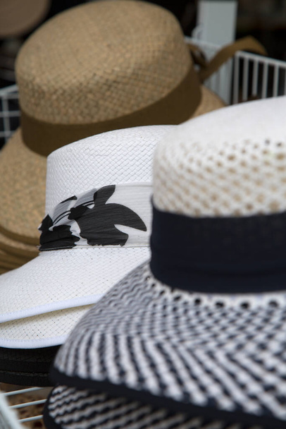 Много стильных женских соломенных шляп - Фото, изображение